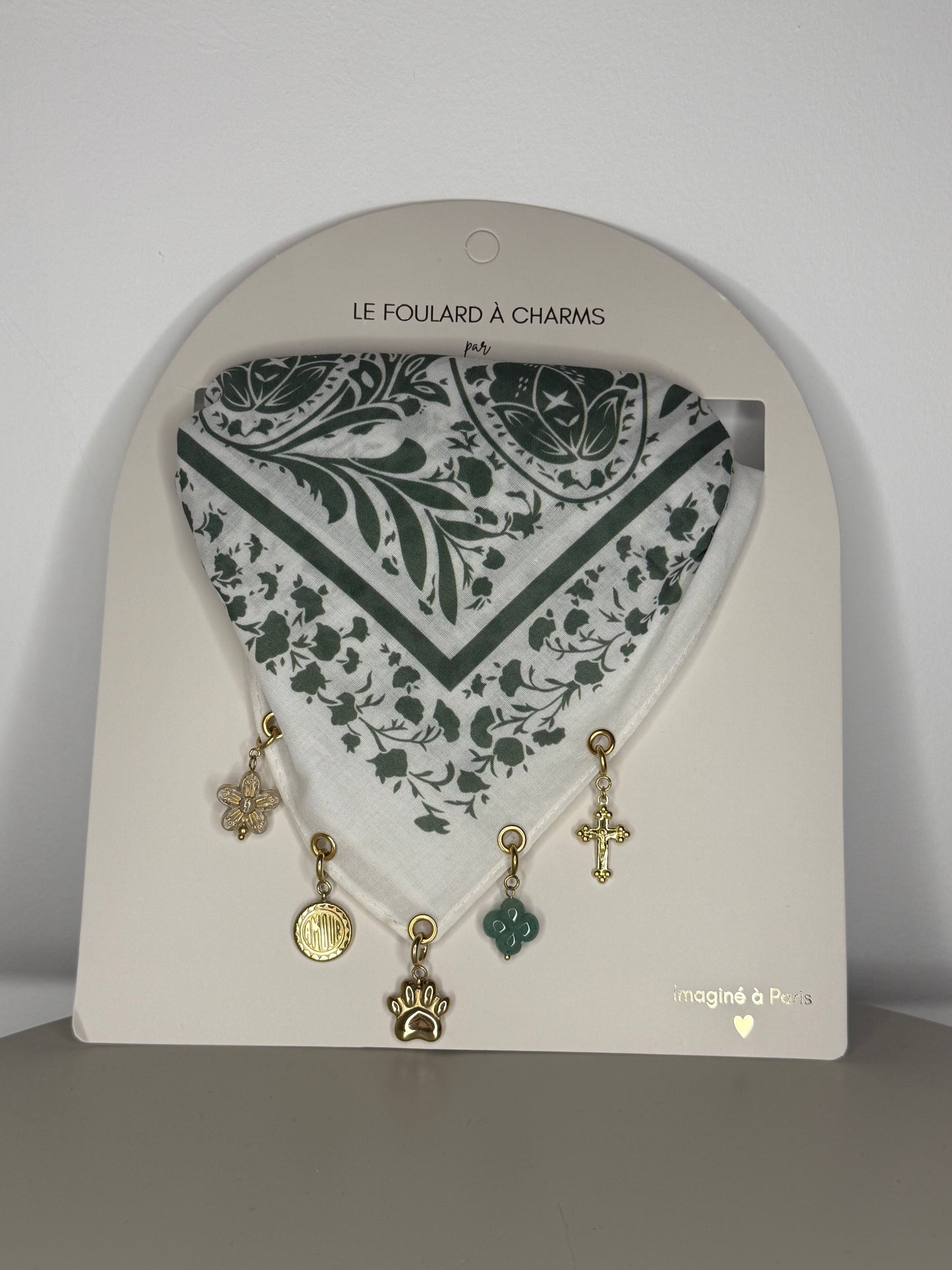 Foulard à charms