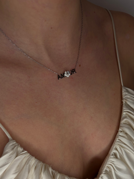 Collier « Amour » à fleur argenté